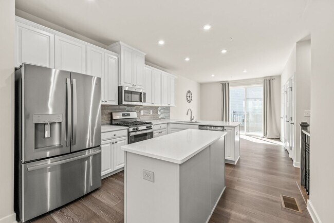 Building Photo - (Coming Soon) 3 Bedroom Townhome minutes from South End!