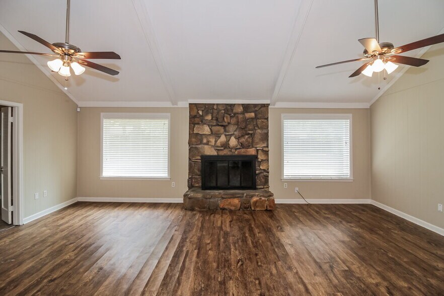 Building Photo - 4102 Royalcrest Dr