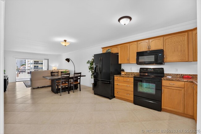 Building Photo - 1021 Hillsboro Mile