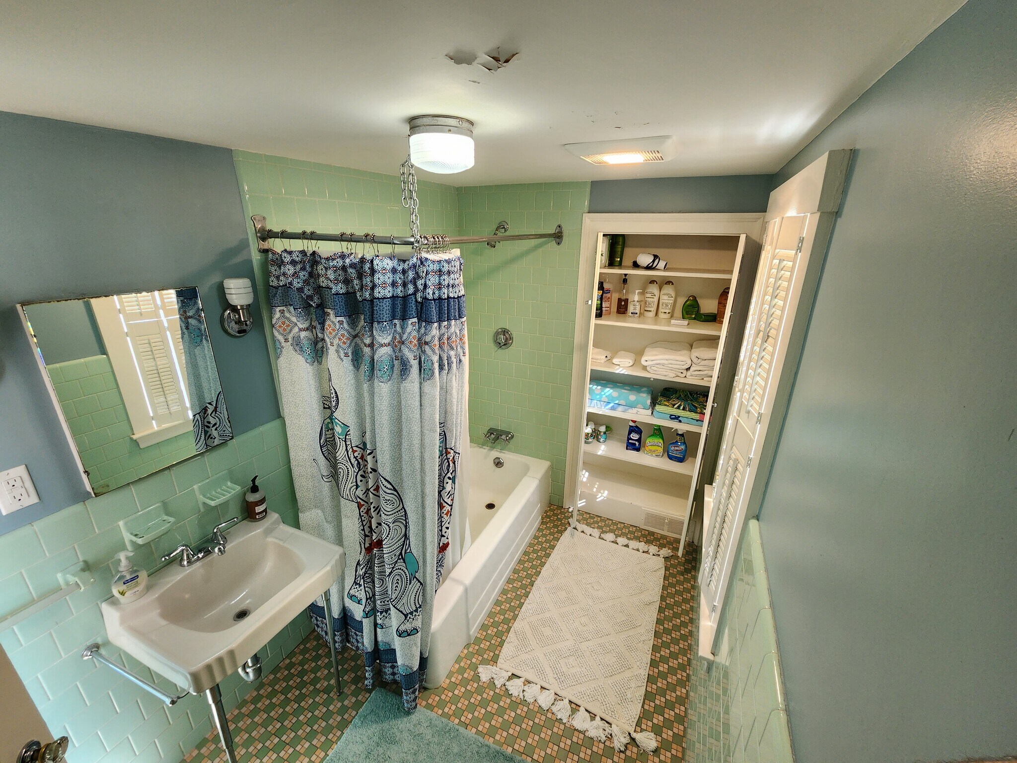 Building Photo - 211 Elm St