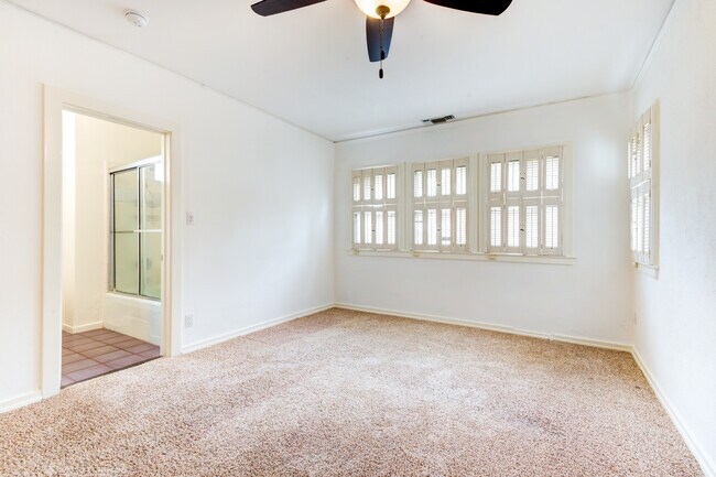 Building Photo - 556 Radcliffe Ave