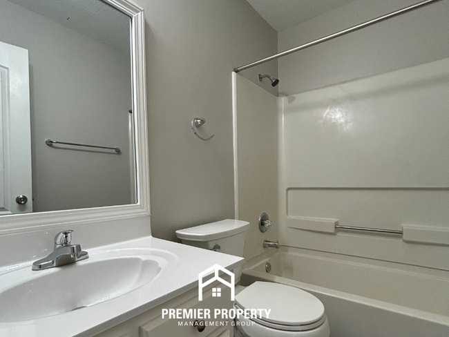 Building Photo - 3760 Ivanhoe Dr