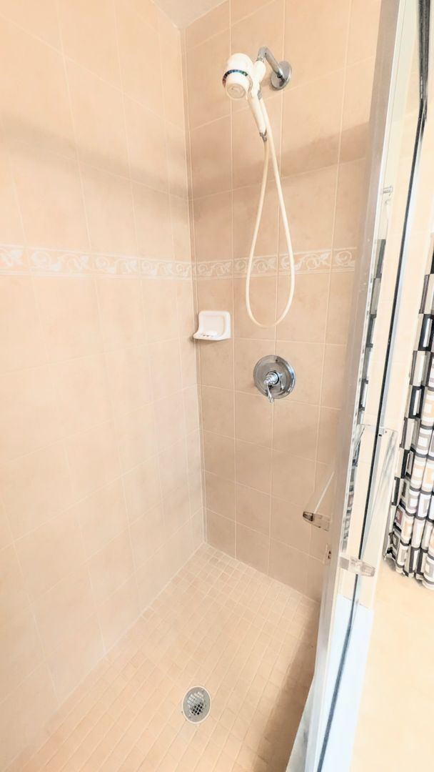 Building Photo - ANNUAL TURNKEY FURNISHED downtown Sarasota in luxury condominium!