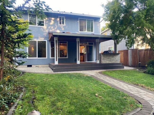 Building Photo - Beautiful Sherwood Home backs to Greenspac...