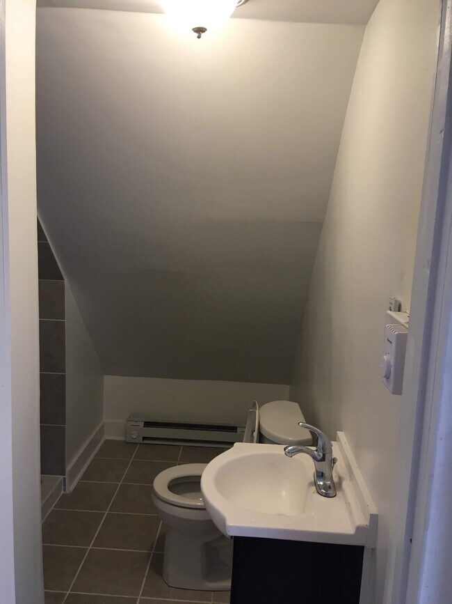 Building Photo - 196 Frank St