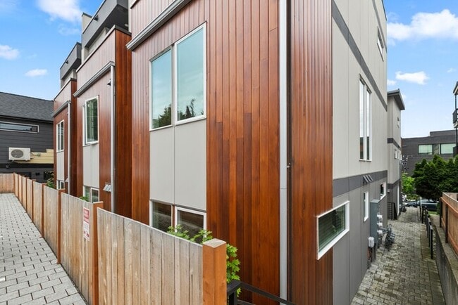 Building Photo - ULTRA-MODERN Townhome w/AC and Views in th...