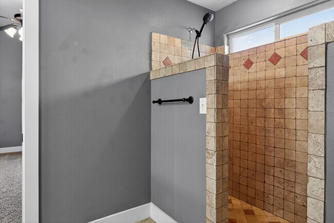 Building Photo - Spacious Home in Quiet Star Cul-de-Sac with Large Yard