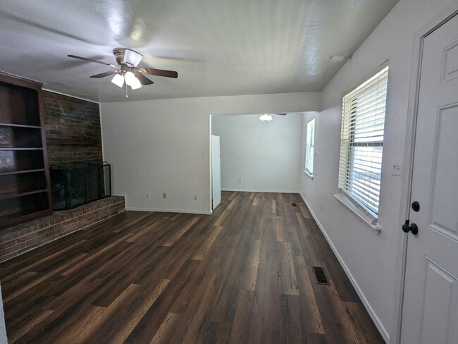 Building Photo - 304 Vicksburg Cir
