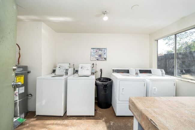 Building Photo - 1st Month FREE!!! 1 Bedroom minutes away from Downtown! Pets OK!