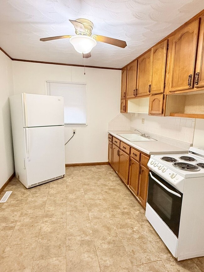 Building Photo - 705 N Eisenhower Dr