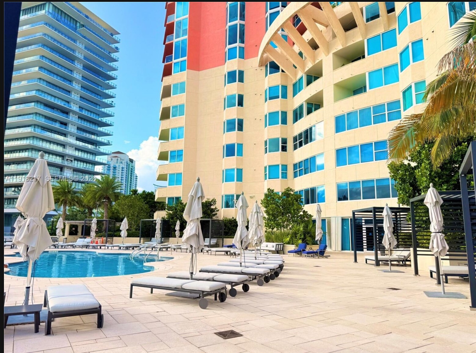 Building Photo - 400 S Pointe Dr