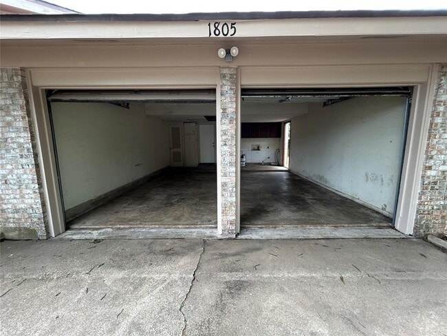 Building Photo - 1805 Broadmoor Dr