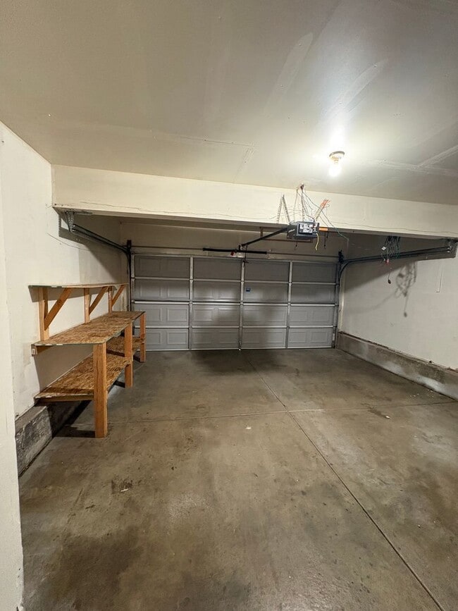 Building Photo - Cute newly remodeled townhouse