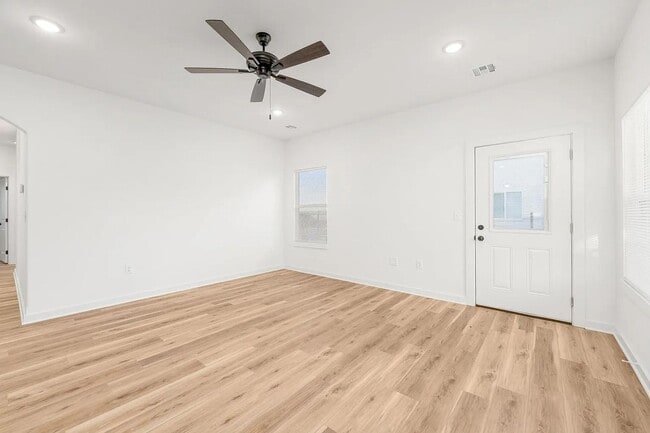 Building Photo - Gorgeous 3 Bedroom Townhome! 1/2 Month Free!!