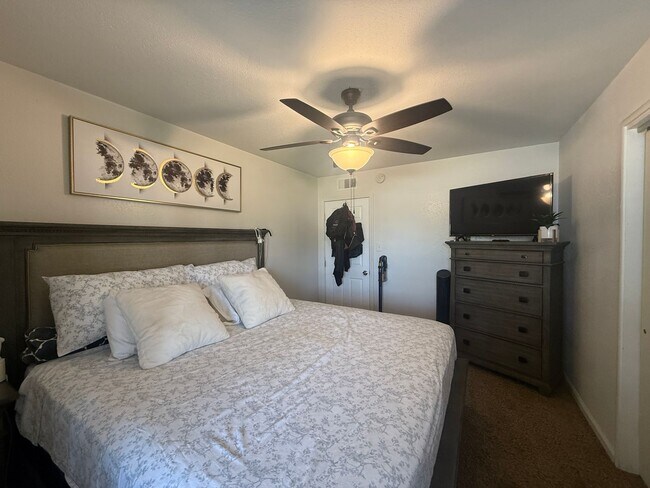 Building Photo - 3 bedrooms, 2-bathroom home with pool in Visalia, CA!