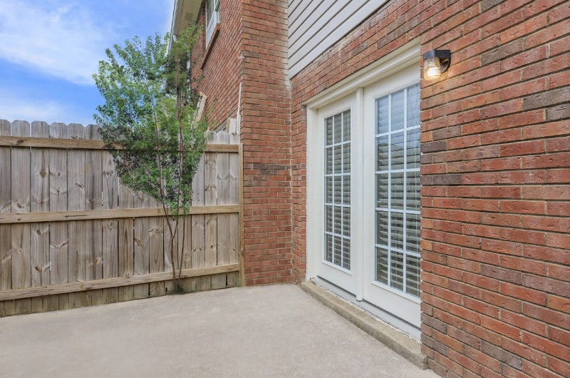 Building Photo - 600 Whispering Hills Dr