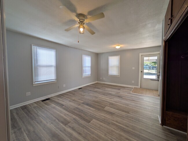 Building Photo - 1107 NW Van Buren St