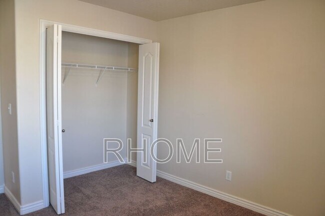 Building Photo - 1705 Westbury Way