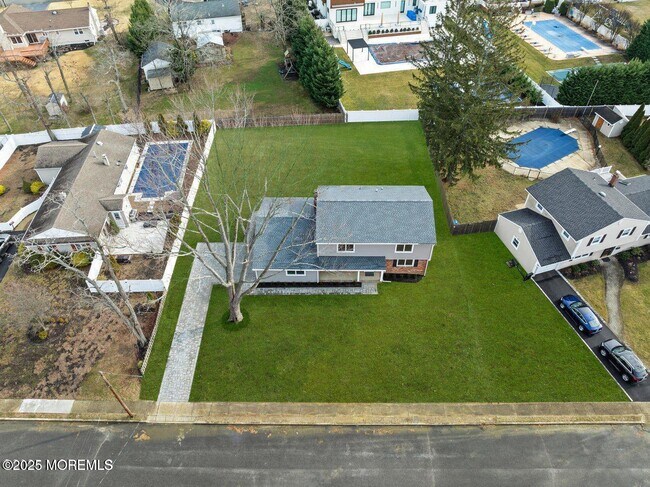 Building Photo - 1 Robin Dr