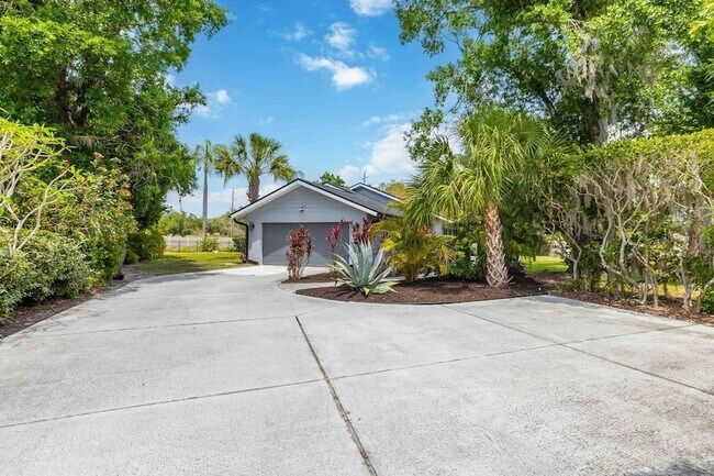 Building Photo - 8021 Timber Lake Ln