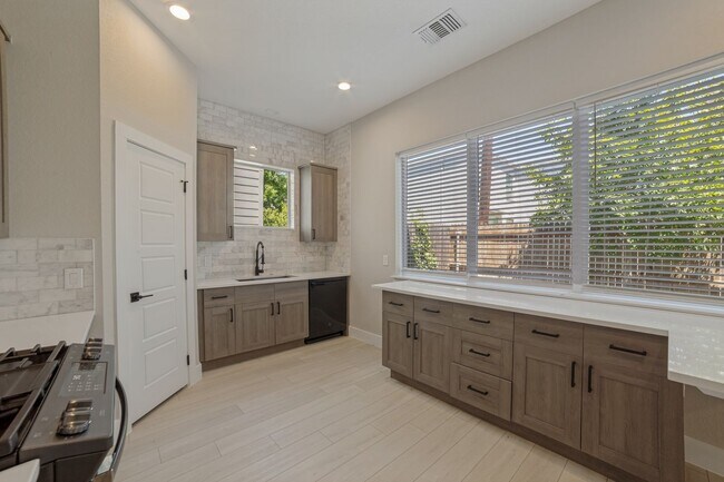 Building Photo - 1618 W Lawndale Dr