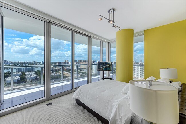 Building Photo - 17001 Collins Ave