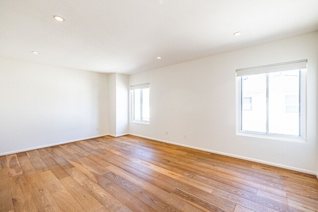 Building Photo - Prime Location 3 bedroom Townhome with Central A/C & Heat. Laundry in unit. Side-by-Side parking.