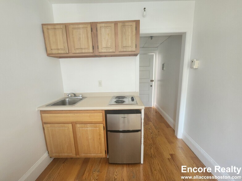 Building Photo - 1061 Beacon St