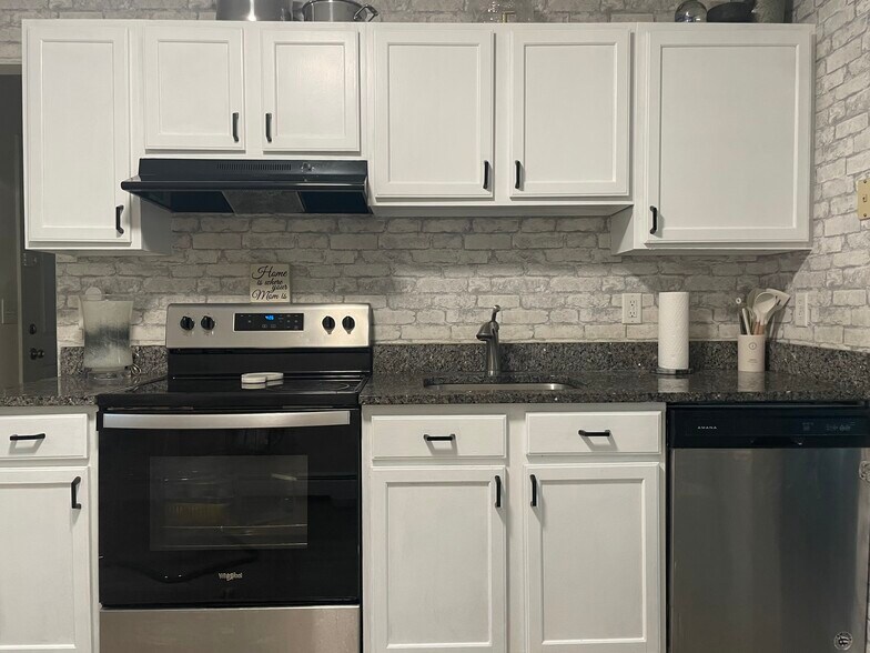 Building Photo - 1552 NY-300