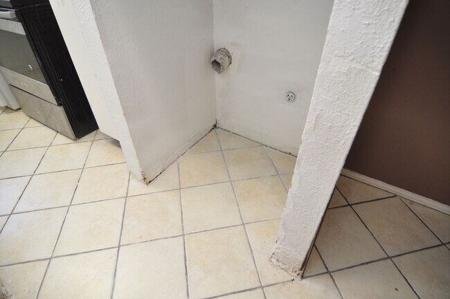 Building Photo - 602 Bellaire Dr