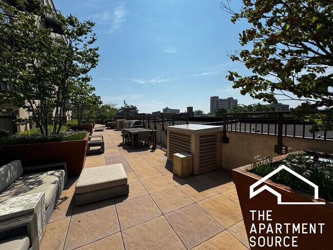 Building Photo - 1323 W Morse Ave