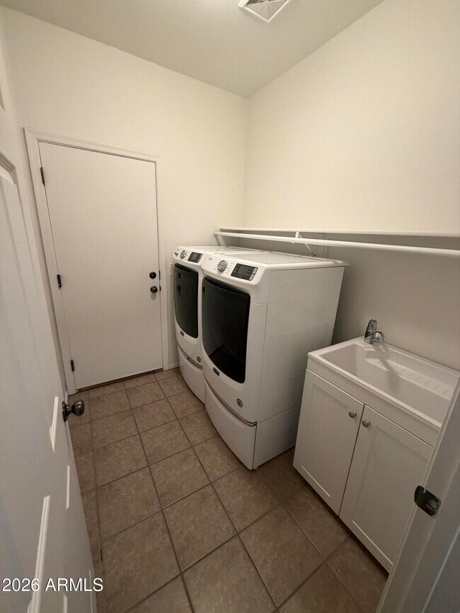 Building Photo - 4455 E Peach Tree Dr