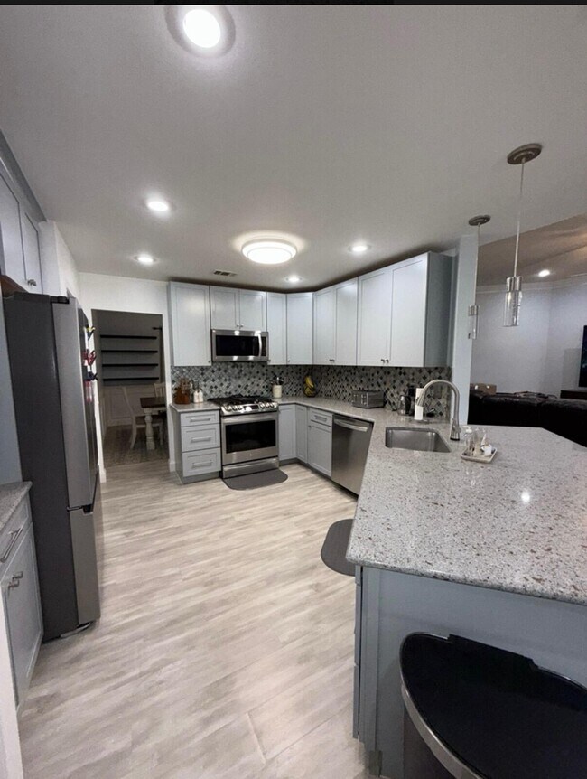 Building Photo - 2800 Pinnacle Point Dr