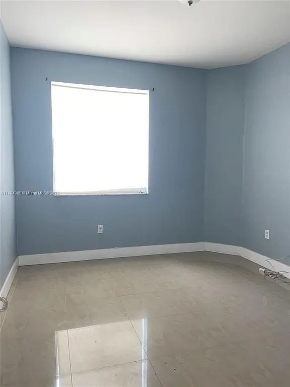 Building Photo - 1692 SE 29th Ct