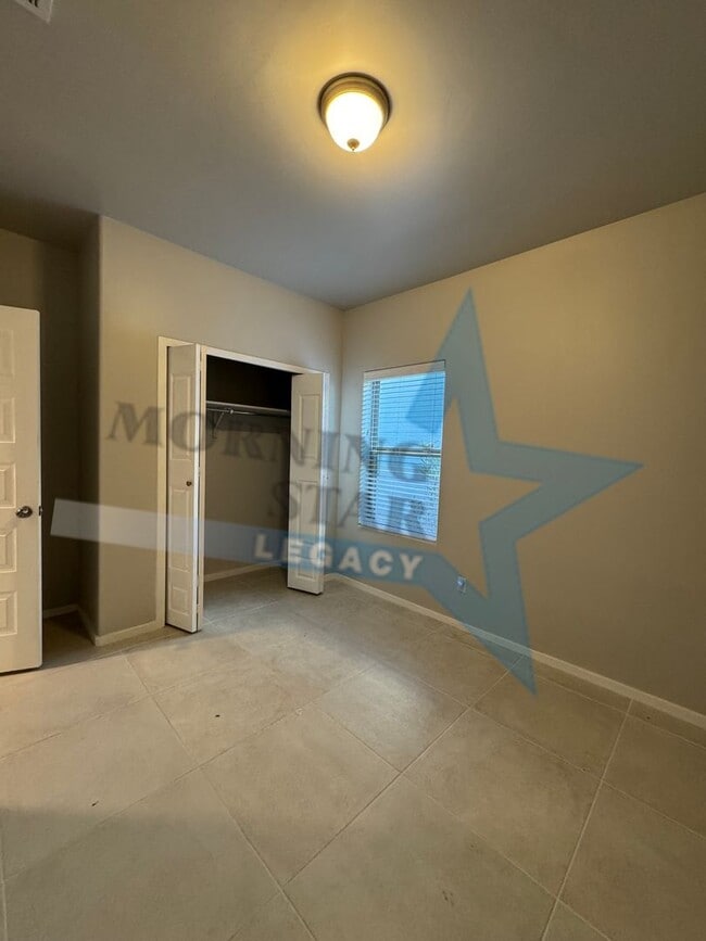Building Photo - Newer home in desirable Metro area!