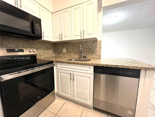 Building Photo - 210 Lake Pointe Dr