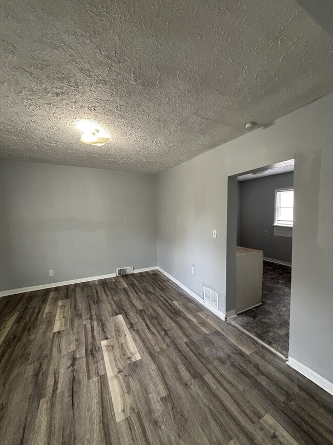 Building Photo - 805 Riverview Ave
