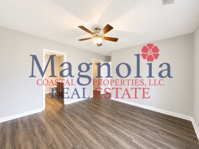 Building Photo - 4 Bedrooms, 2.5 Bathrooms in Live Oak Subdivision