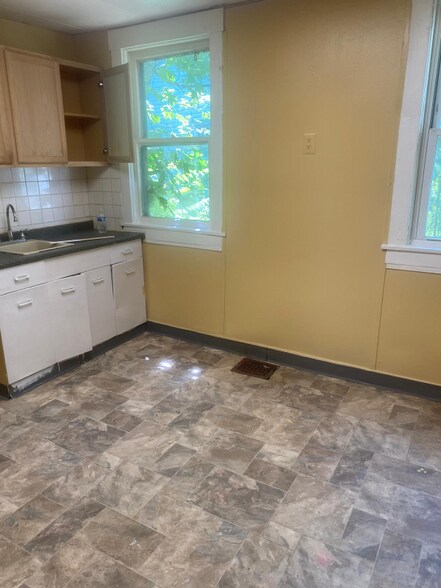 Building Photo - 2066 South Park Ave