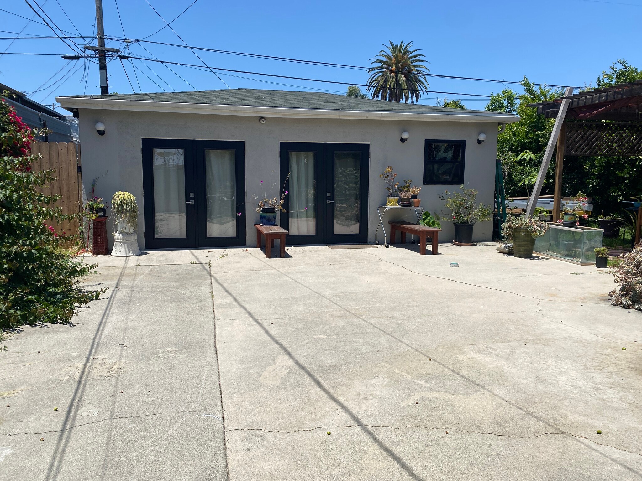 Front of studio - 3047 Edgehill Dr