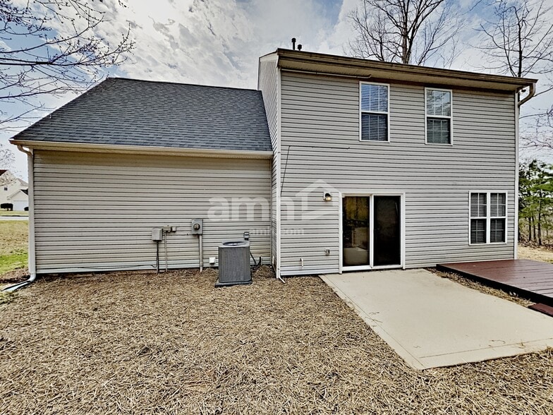 Building Photo - 900 Crowders Woods Dr