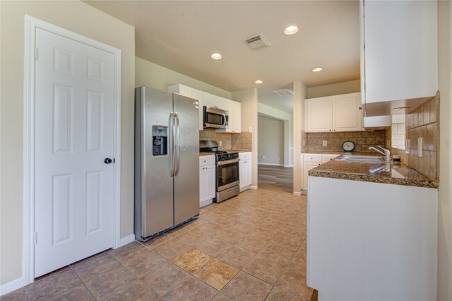 Building Photo - 138 W New Meadows Dr