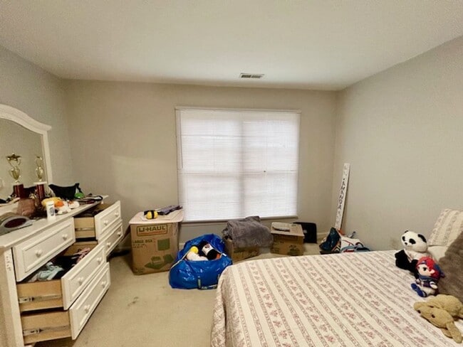 Building Photo - 5 Milestone Manor Ct