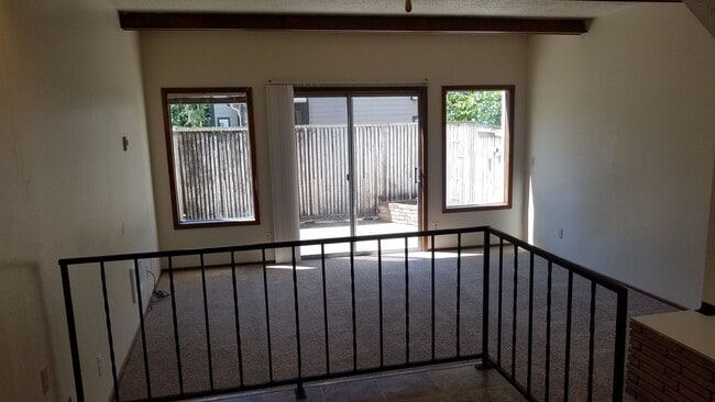 Building Photo - FREE RENT! 2x1 Townhome on Miller St S