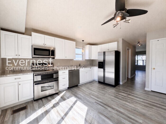 Building Photo - 2040 Oakcrest Cir