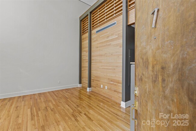 Building Photo - 420 Queens Rd