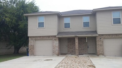 Building Photo - 2507 Oak Ln