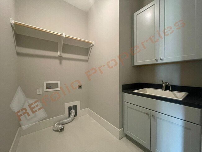 Building Photo - 413 Ancient Oaks Dr