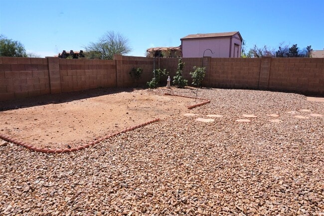 Building Photo - Close to Post