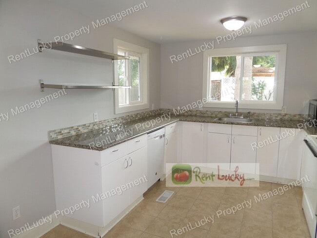 Building Photo - Super-Cute 3-Bedroom House in Fantastic Re...